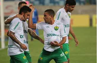 Toty marcou o gol da vitória do Cuiabá sobre o atual líder da Série B (Foto: AssCom Dourado/Divulgação)