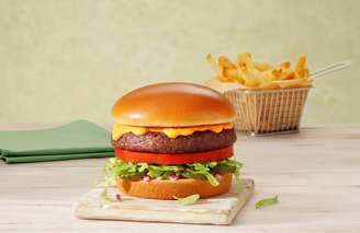 Novo hambúrguer 100% vegano do Outback vem com carne e molho tipo cheddar feitos com vegetais.