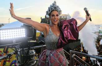 Com flores prateadas na cabeça, Ivete agitou Salvador