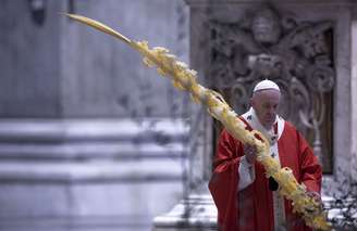 Papa abrindo celebrações da Semana Santa em Basílica de São Pedro vazia.