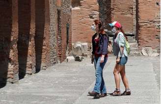Turistas italianas usam máscaras de proteção ao visitar as ruínas de Pompeia, cidade histórica que foi reaberta para o público sob medidas de distanciamento social e regras de higiene
26/05/2020
REUTERS/Ciro De Luca