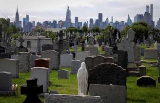 Cemitério em Woodside, no Queens, Estados Unidos, país com o maior número de mortes da pandemia