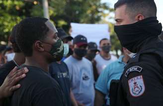 Jovem discute com policial no enterro de João Pedro Pinto, 14, que morreu durante operação contra traficantes no Salgueiro, São Gonçalo
 19/5/2020 REUTERS/Ricardo Moraes