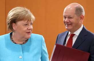 Chanceler da Alemanha, Angela Merkel, ao lado do ministro das Finanças, Olaf Scholz, em Berlim 
10/06/2020
REUTERS/Fabrizio Bensch
