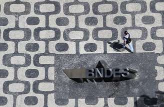Logo do BNDES na entrada da sede do banco no Rio de Janeiro. 11 de janeiro de 2017. REUTERS/Nacho Doce