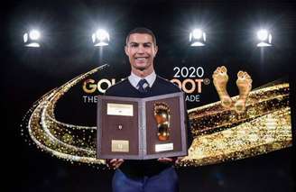 Cristiano Ronaldo com o prêmio 'Golden Foot'