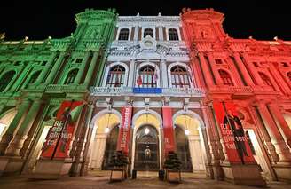 Fachada de palácio na Itália iluminada com as cores da bandeira nacional por ocasião do 160º aniversário da unificação do país