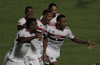 Rodrigo comemora gol com os companheiros (Foto: Rubens Chiri/saopaulofc.net)