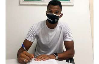 Zagueiro Derick assina a renovação de contrato com o Santos (Foto: Divulgação)