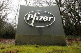 Logo da Pfizer no prédio da empresa em Walton Oaks, no Reino Unido
01/02/2021 REUTERS/Matthew Childs