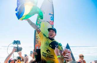 Gabriel Medina fez história e se tornou o primeiro brasileiro tricampeão mundial no surfe Foto: Pat Nolan/WSL