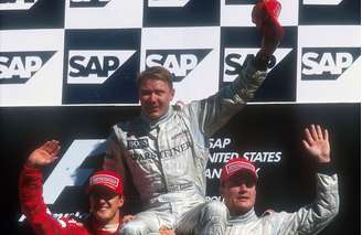 Mika Hakkinen, Michael Schumacher e David Coulthard no pódio do GP dos EUA de 2001 