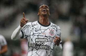 Jô comemora gol do Corinthians em lance contra o Bahia