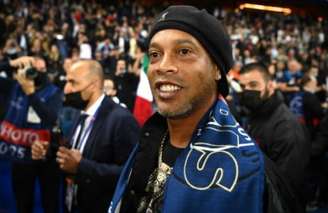 Ronaldinho foi recebido no Parc des Princes (Foto: FRANCK FIFE / AFP)