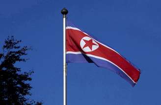 Bandeira da Coreia do Norte na missão permanente do páis em Genebra
02/10/2014 REUTERS/Denis Balibouse