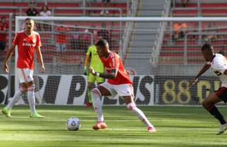 Matheus Dias em ação no primeiro jogo da final (Foto: Jota Finkler / Internacional)