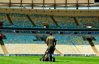 Gramado foi totalmente retirado e campo aparece 'pelado'; veja abaixo (Foto: Luã Vitor / Maracanã)