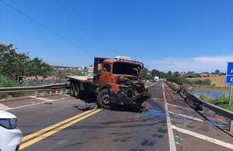 Um dos caminhões envolvidos no acidente que deixou quatro mortos - um corpo ainda não foi resgatado - na ponte sobre o rio Paranapanema, em Itaí, sudoeste paulista. Um caminhão com reboque e um carro caíram no rio