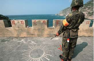 Soldado vigia estreito de Taiwan, nas ilhas Matsu, as mais próximas do continente sob controle taiwanês