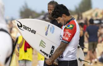 Gabriel Medina venceu o atual campeão mundial Filipe Toledo (Foto: Brian Bielmann/AFP)