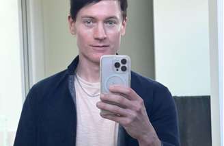 Bilionário Bryan Johnson quer voltar a ter rosto e corpo de 18 anos