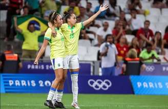 Jogadoras do Brasil comemoram vitória sobre a Espanha em Paris