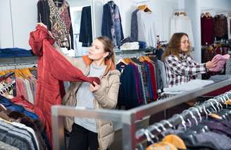 Roupas de segunda mão podem abrigar muitos micróbios. BearFotos/ Shutterstock