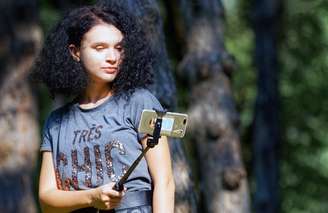 Foto meramente ilustrativa de mulher fazendo selfie