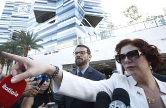 A deputada Carla Zambelli em frente à sede da Polícia Federal em Brasília