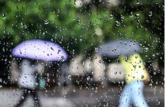 Pedestres enfrentam chuva na região da Avenida Paulista. Próximos dias devem ser chuvosos na capital paulista.