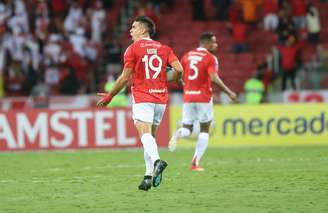 Borré comemora gol do Inter. 