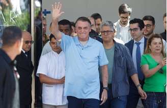 O ex-presidente Jair Bolsonaro cumprimenta apoiadores ao deixar o hospital DF Star em Brasília