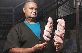 Churrasqueiro Nivaldo Cirino de Almeida mostra diferença entre espetinho com cinco tulipas pequenas e com atro grandes.