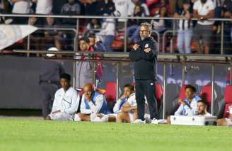 Cleber Xavier no banco do Santos, no duelo contra o Vasco; treinador foi demitido após goleada histórica