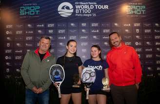 Clara de preto e Luiza de azul 