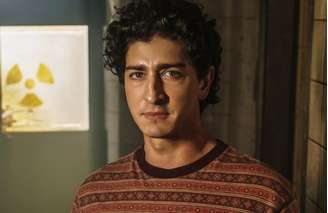 Johnny Massaro vive um físico em 'Emergência Radioativa', minissérie que está sendo gravada pela Netflix