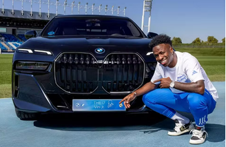 Vini Jr. com seu modelo de carro de luxo