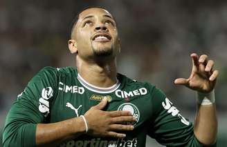 Vitor Roque comemorando o gol do Palmeiras 