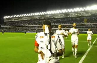 Neymar comemora gol com dança na bandeirinha de escanteio