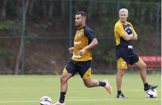 Alisson, ex-São Paulo e hoje do Fluminense, publicou mensagens enigmáticas após a rescisão de Hernán Crespo