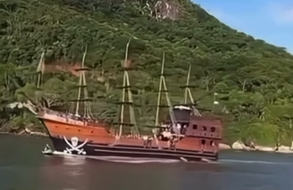 Vídeo mostra momento em que 'barco pirata' atropela casal em moto aquática em SC