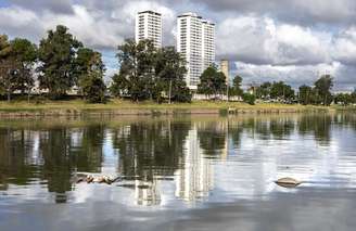 Trecho do Rio Pinheiros, na capital: qualidade da água e mau cheiro ainda são obstáculos.