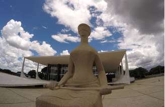 Para o ministro Gilmar Mendes, relator do processo no STF, a aposentadoria aos 75 anos deve ser aplicada imediatamente