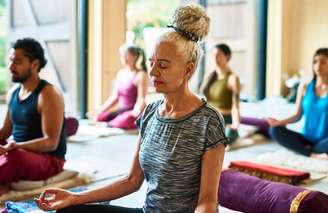 A expectativa de vida saudável (EVS) é um termo técnico usado por especialistas para estimar quantos anos de vida são vividos em plena saúde, com base em relatos dos próprios indivíduos em pesquisas, bem como em dados de mortalidade