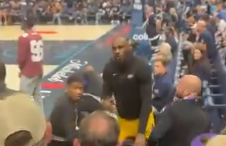 Lebron James discute com torcedor 