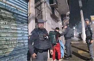 Vídeo gravado por câmera corporal de policial militar mostra a prisão de suspeito de violência doméstica em São Paulo.