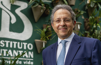 Esper Kallás, diretor do Butantan, recebeu o imunizante contra dengue na data de seu lançamento