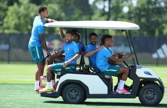 Os jogadores Gabriel Magalhães, Neymar e Danilo Santos, do Brasil chegam de carrinho para o treino da seleção no Columbia Park, centro de treinamento do New York Red Bulls, em East Rutherford