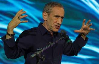 Escritor Douglas Rushkoff durante apresentação no Rio Innovation Week 2026