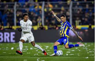 Angel Di Maria, do Rosario Central, dribla a bola contra Jesse Lingard, do Corinthians, durante uma partida de ida das oitavas de final da CONMEBOL Copa Libertadores 2026 entre Rosario Central e Corinthians no Estádio Gigante de Arroyito em 13 de agosto (Foto de Marcelo Endelli/Getty Images
